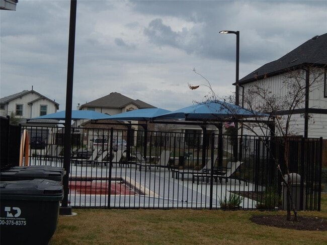 Building Photo - 437 English Oak St