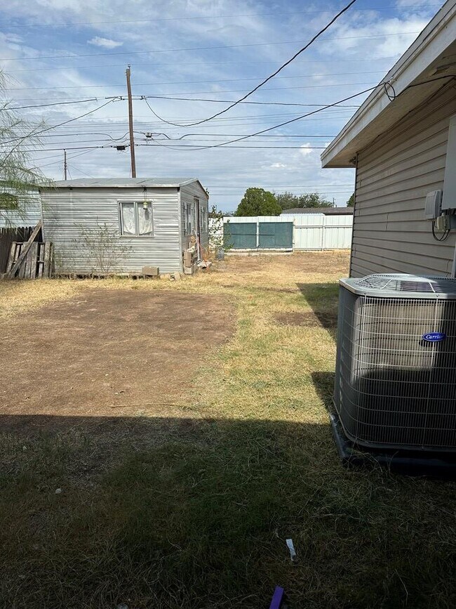 Building Photo - 1711 Doran Dr