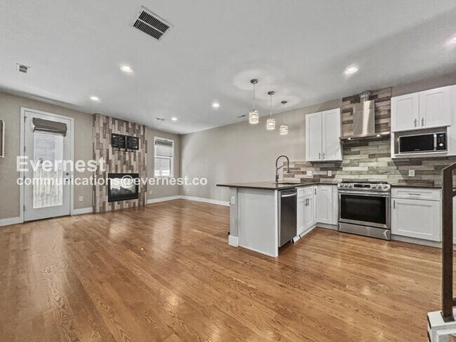 Building Photo - 3 Bed, 3.5 Bath Townhouse with Garage