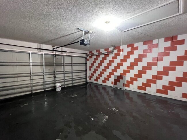 Building Photo - PRICE REDUCED FOR A QUICK MOVE IN!!  Spaci...