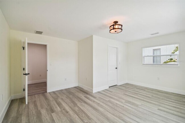 Building Photo - 4910 W San Miguel St