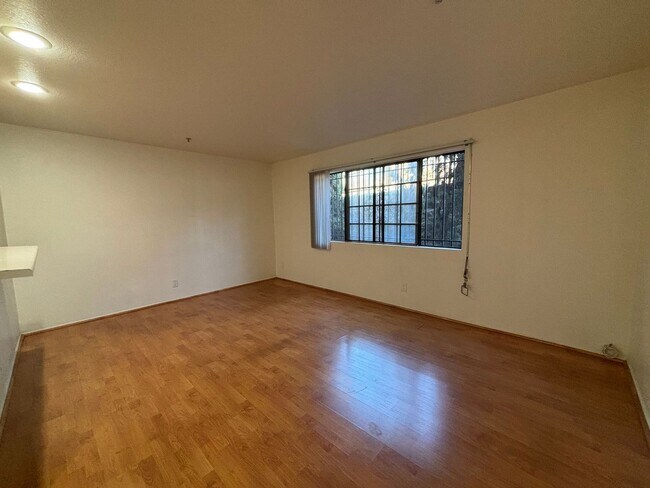 Interior Photo - Lincoln, 314
