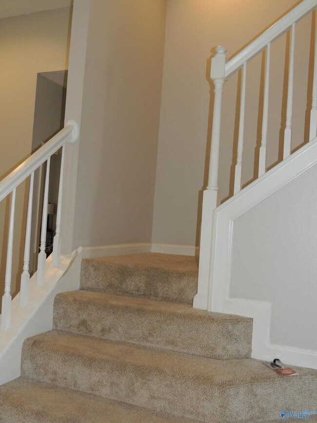 Building Photo - 104 Kestrel Ct SW