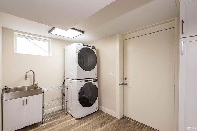 Building Photo - Complete Eastside Renovation - 4BR/4BA Large yard/Deck