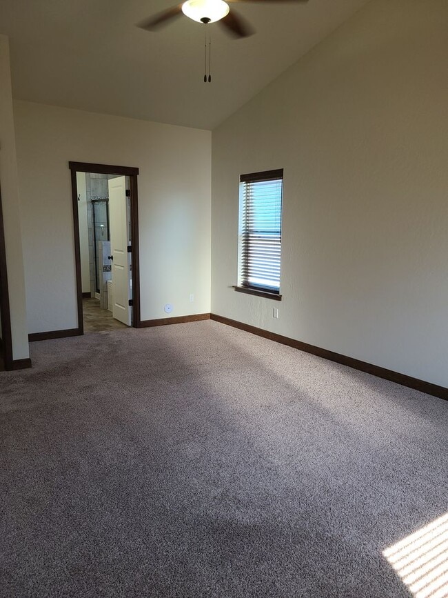 Building Photo - Beautiful Custom 3 bedroom 2 bath Home for Rent in Post Falls, ID