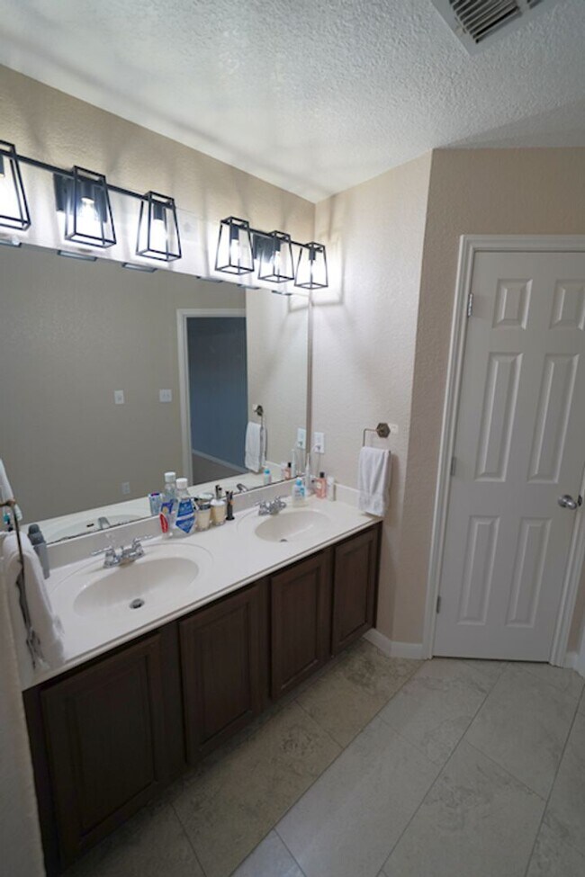 Building Photo - Gorgeous 5 Bedroom Rental in Cibolo! Realtor Commmission: $400