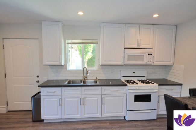 Building Photo - 5955 Hillview Park Ave