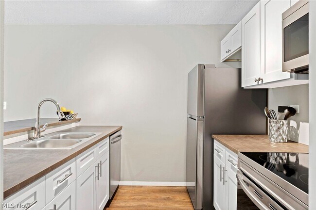 Building Photo - 10524 Clifton Blvd