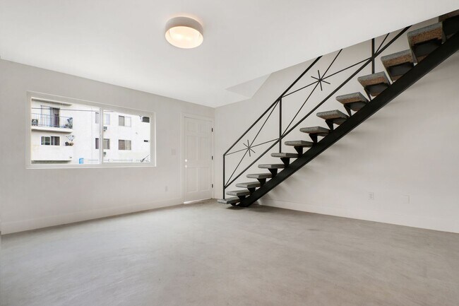 Building Photo - 2 Bed / 1 and 1/2 Bath Townhouse in Highla...