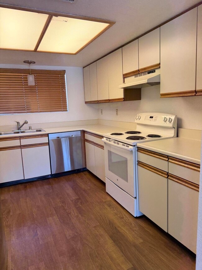 Building Photo - 505 S Farrell Dr