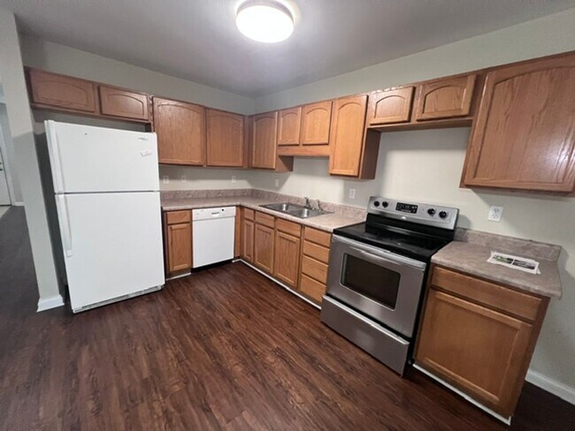 Building Photo - Oak Ridge 37830 - 2 bedroom, 2 bath townho...