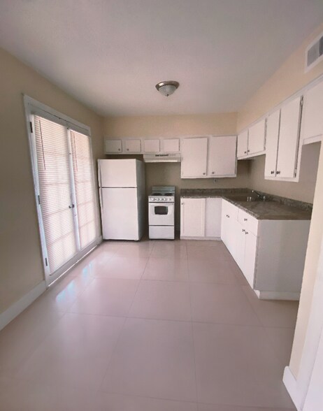 Building Photo - 2295 Candlewyck Cir