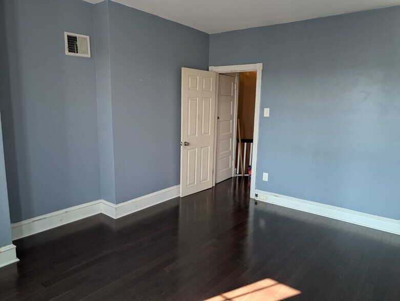 Spacious master - 4013 Dexter St