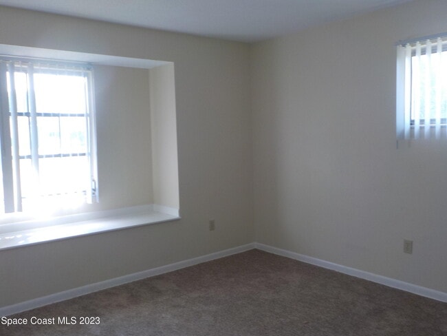 Building Photo - 636 Hampton Dr NE