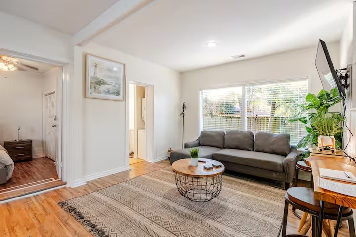 Building Photo - 3718 Live Oak St