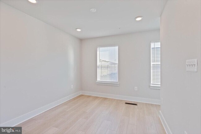 Building Photo - 2709 Light St