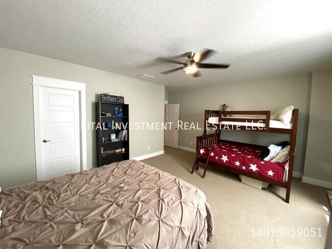 Building Photo - 224 E Pace Ln