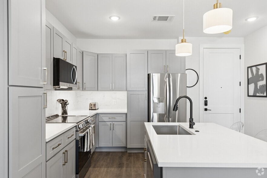 2BR, 2BA - 1,045SF - Kitchen - View Rail District