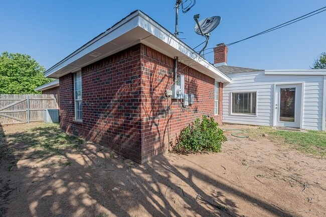 Building Photo - 3 bed 2 bath home, 2 car garage