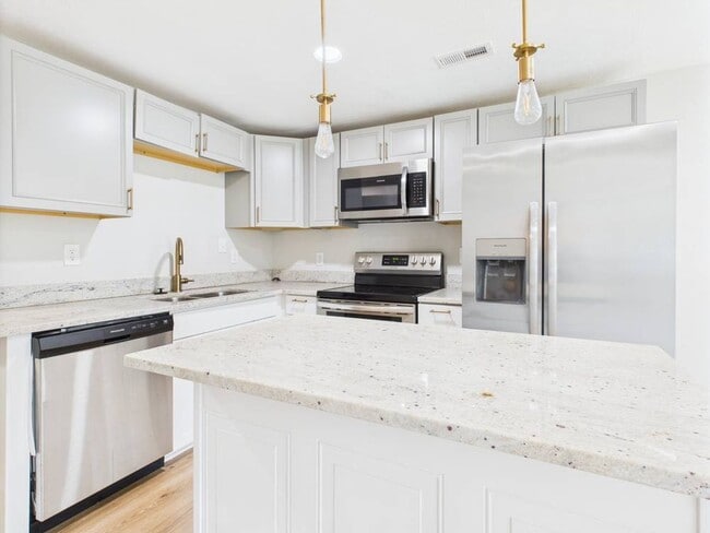 Building Photo - Beautiful 3 Bedroom 2 Bathroom 1 car Garag...