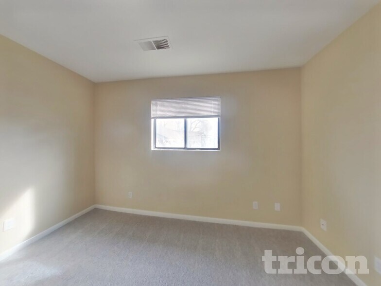 Building Photo - 1380 University Terrace