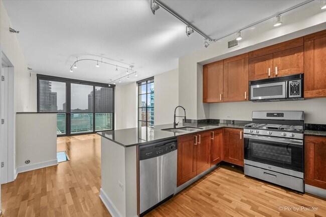 Building Photo - 744 N Clark St