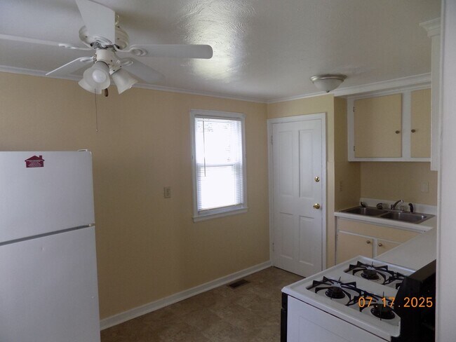 Building Photo - 455 Ralph St