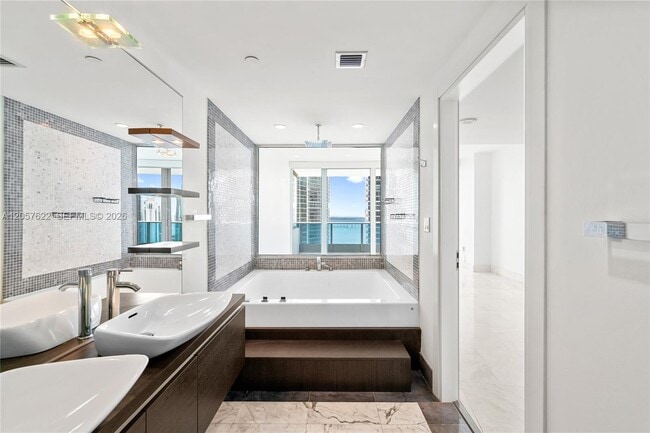 Building Photo - 200 Biscayne Blvd Way