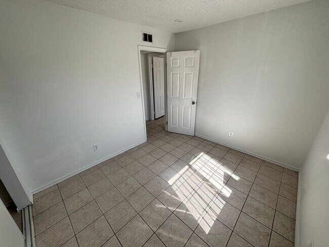 Building Photo - 2185 Exeter Dr