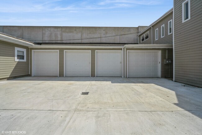 Building Photo - 5026 W Madison St