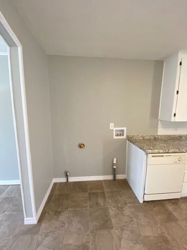 Building Photo - 3 Bed, 2 Bath Corner Lot in Tulsa!