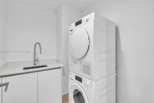 Building Photo - 9201 E Bay Harbor Dr