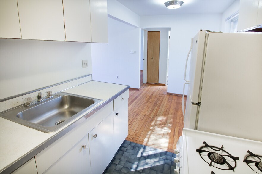 Primary Photo - 600 Allenby Ave