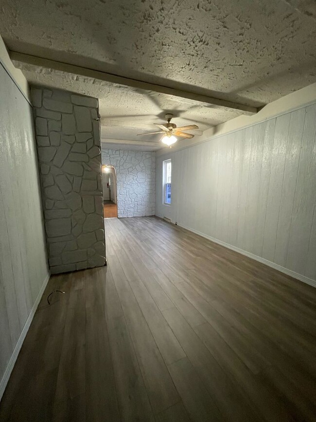 Building Photo - Spacious 3/4 Bedrooms Apartment