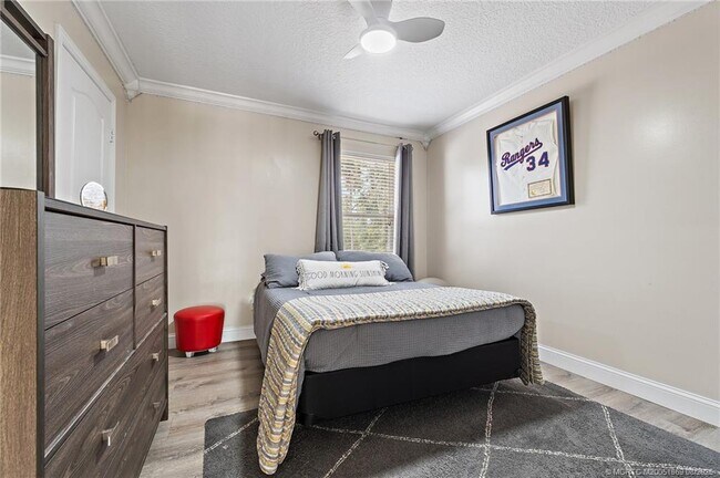 Building Photo - 728 NW Waterlily Pl