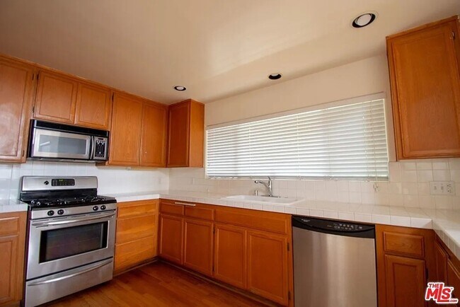 Building Photo - 710 Ocean Park Blvd