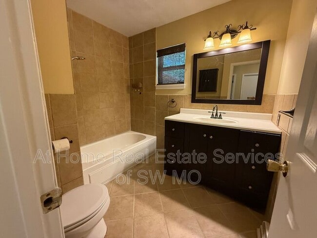 Building Photo - 516 E Stanford St