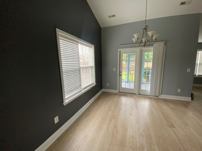 Building Photo - Welcome to this stunning 3-bedroom, 2-bathroom home located in Courntey Pines