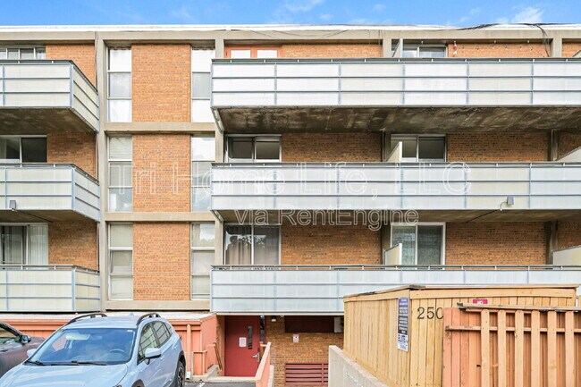 Building Photo - 2500 S York St