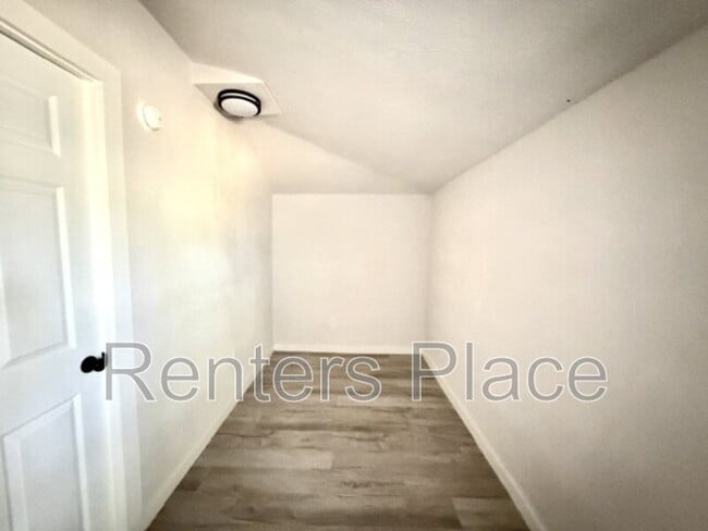 Building Photo - 903 N Owalla Ave