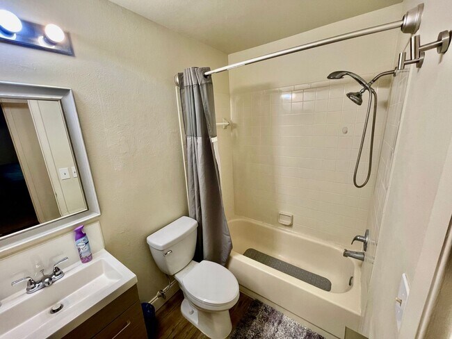 Building Photo - Charming 2 Bed, 2 Bath Condo in Gated Dock...
