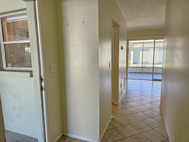 Building Photo - Annual Unfurnished 2 Bedroom 2 Bathroom Duplex with a Carport on Venice Island!