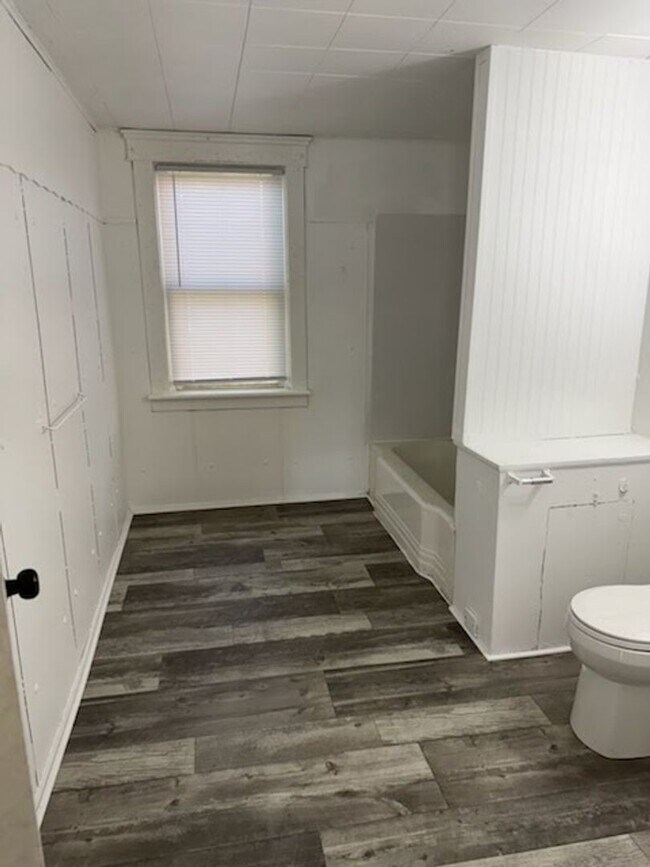 Building Photo - 401 N 5th St