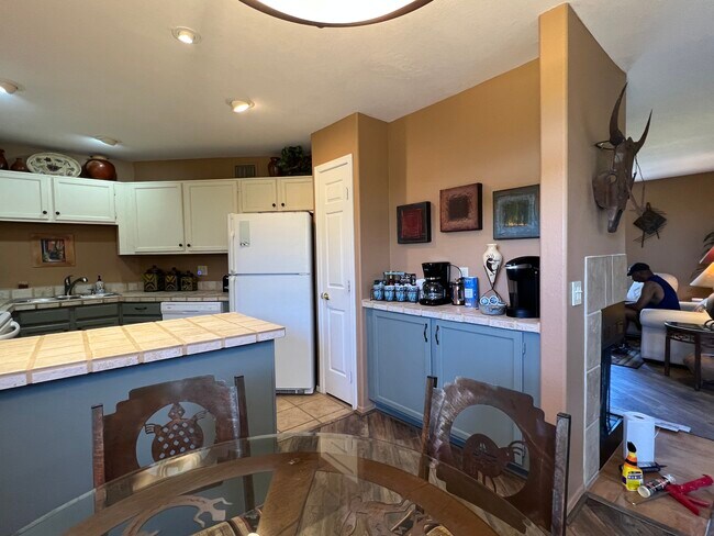 Building Photo - 6655 N Canyon Crest Dr