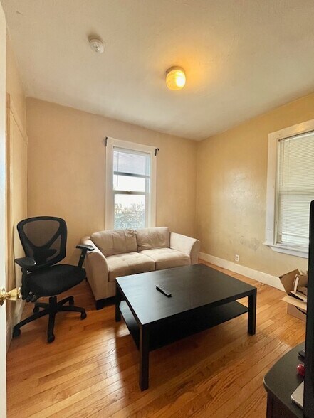 Building Photo - 8 Eldora St