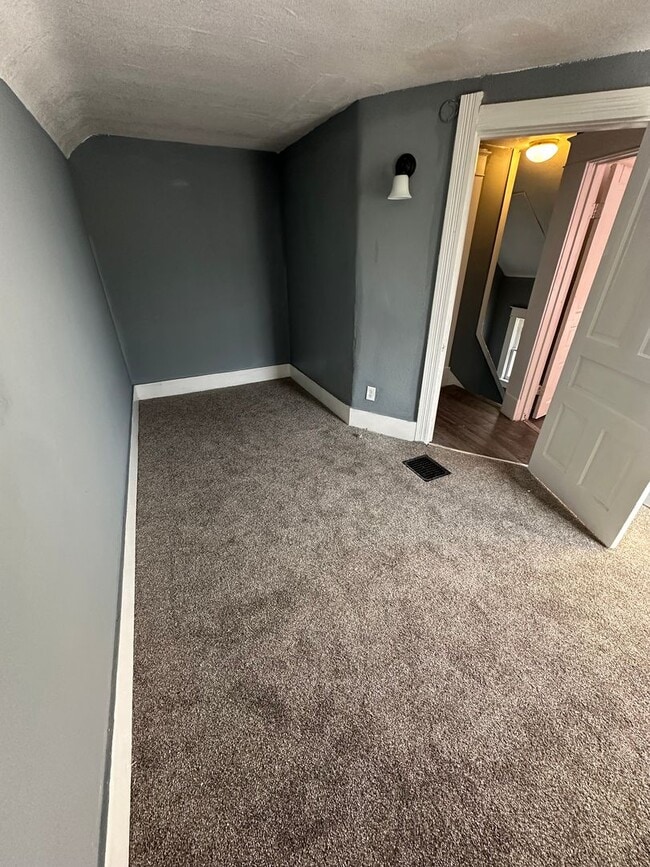 Building Photo - 5 Bedroom 1 Bath