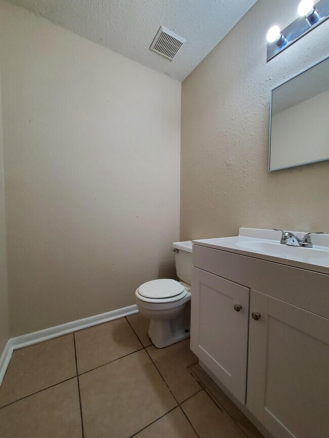 Building Photo - 1805 Courtney Dr