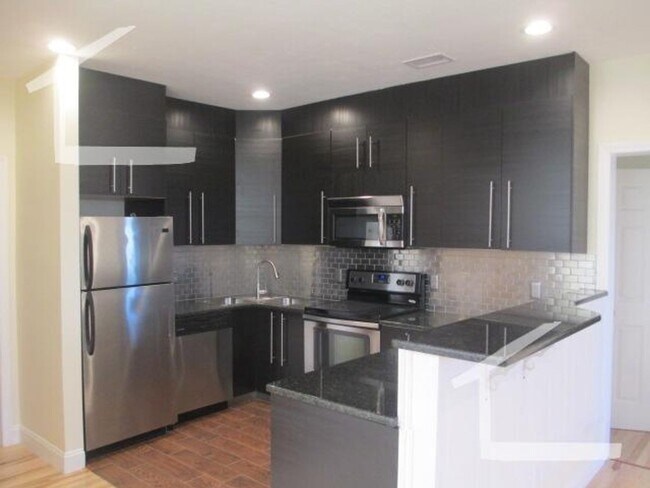 Building Photo - Central Brookline Location, Walk to BU and...