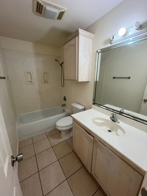 Building Photo - 2220 W Candlelight Ln