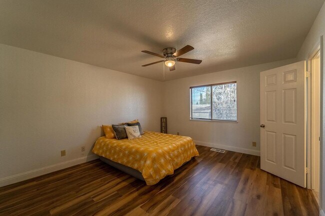 Building Photo - 3 bedroom minutes from shopping & freeway access!